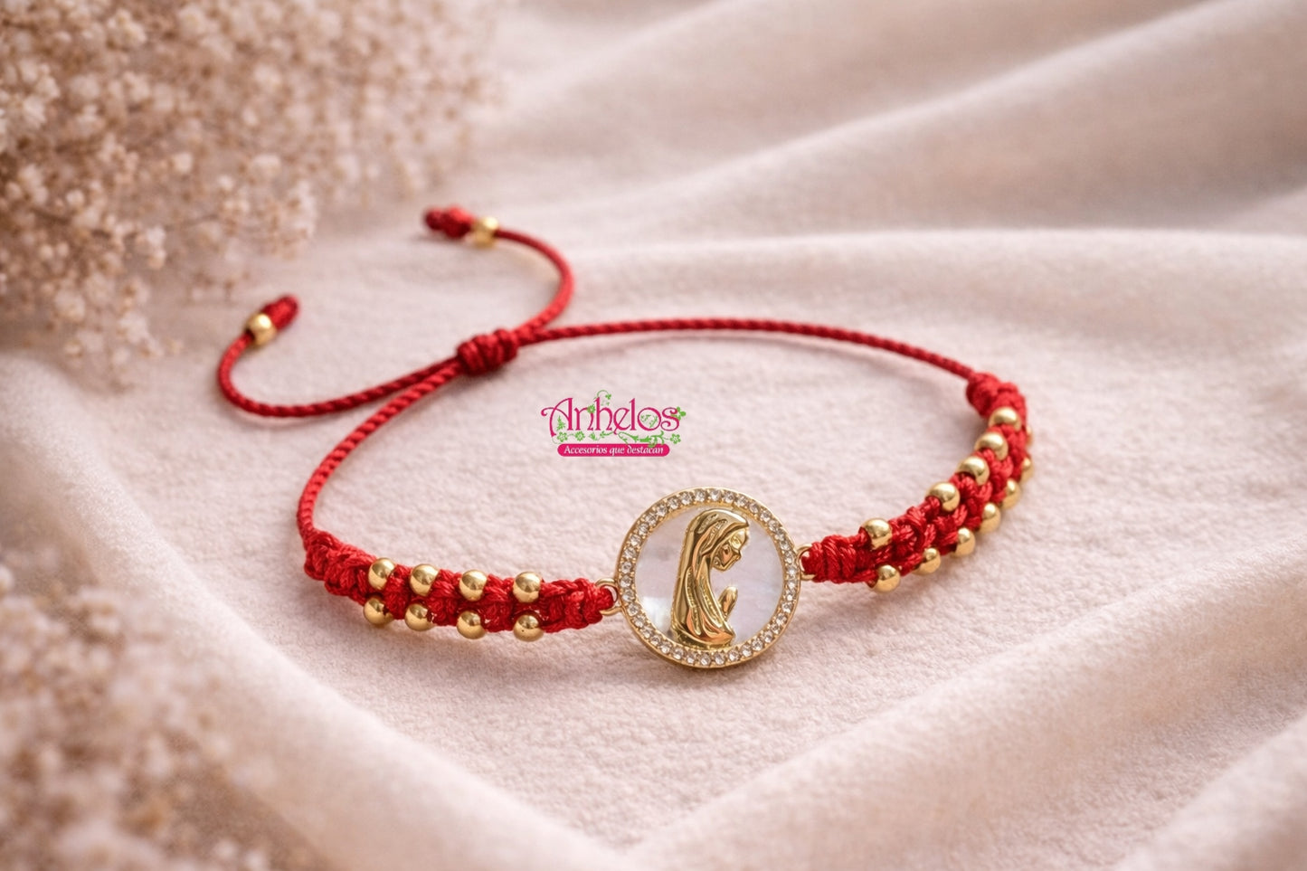 Pulsera tejida ajustable con cuentas y charm de Virgen María con nácar/Adjustable woven bracelet with beads and Virgin Mary charm with mother-of-pearl