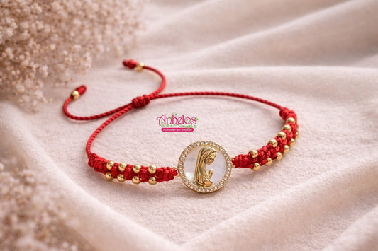 Pulsera tejida ajustable con cuentas y charm de Virgen María con nácar/Adjustable woven bracelet with beads and Virgin Mary charm with mother-of-pearl