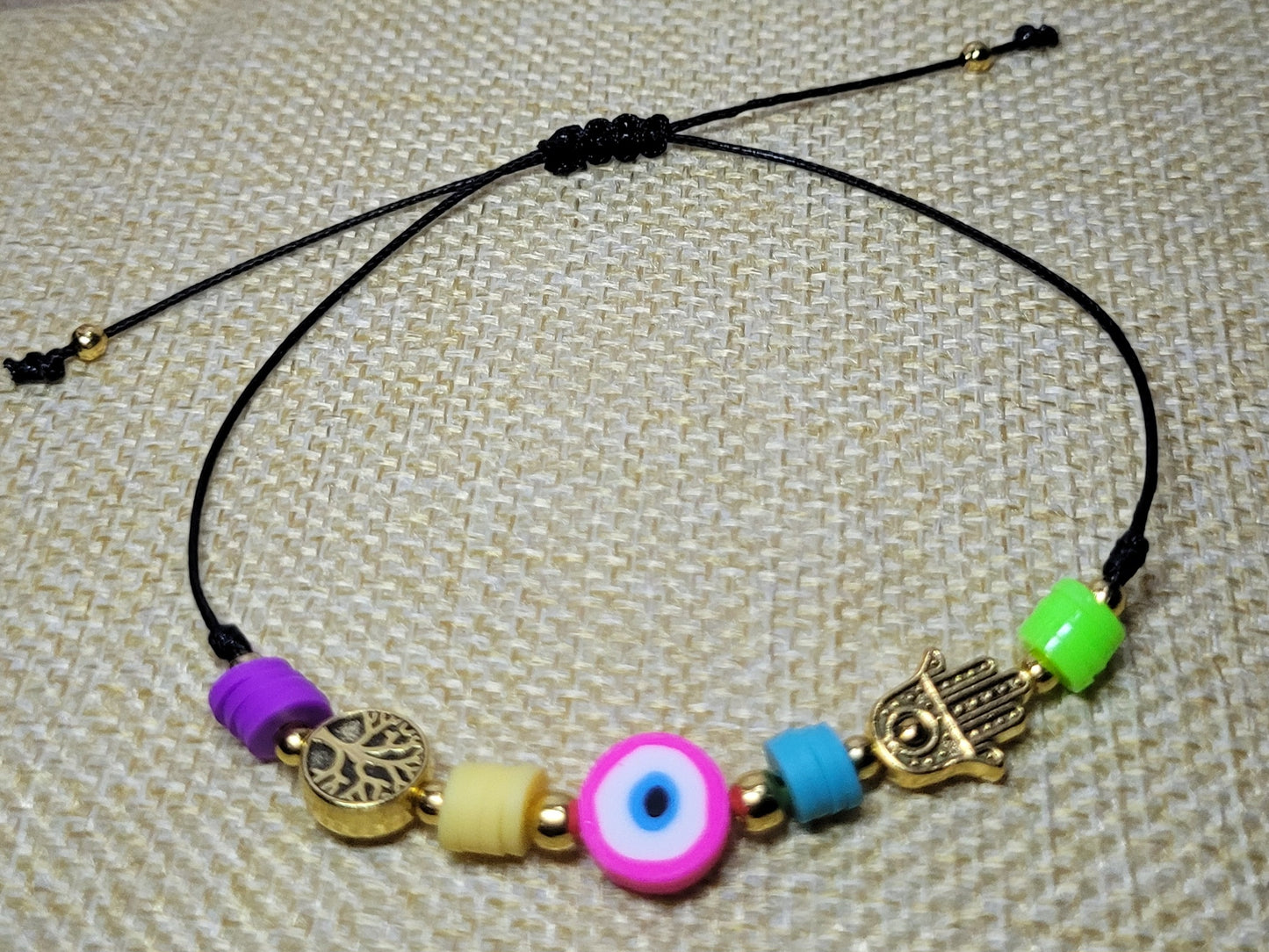 Pulsera con dijes de protección/ Bracelet with protection charms