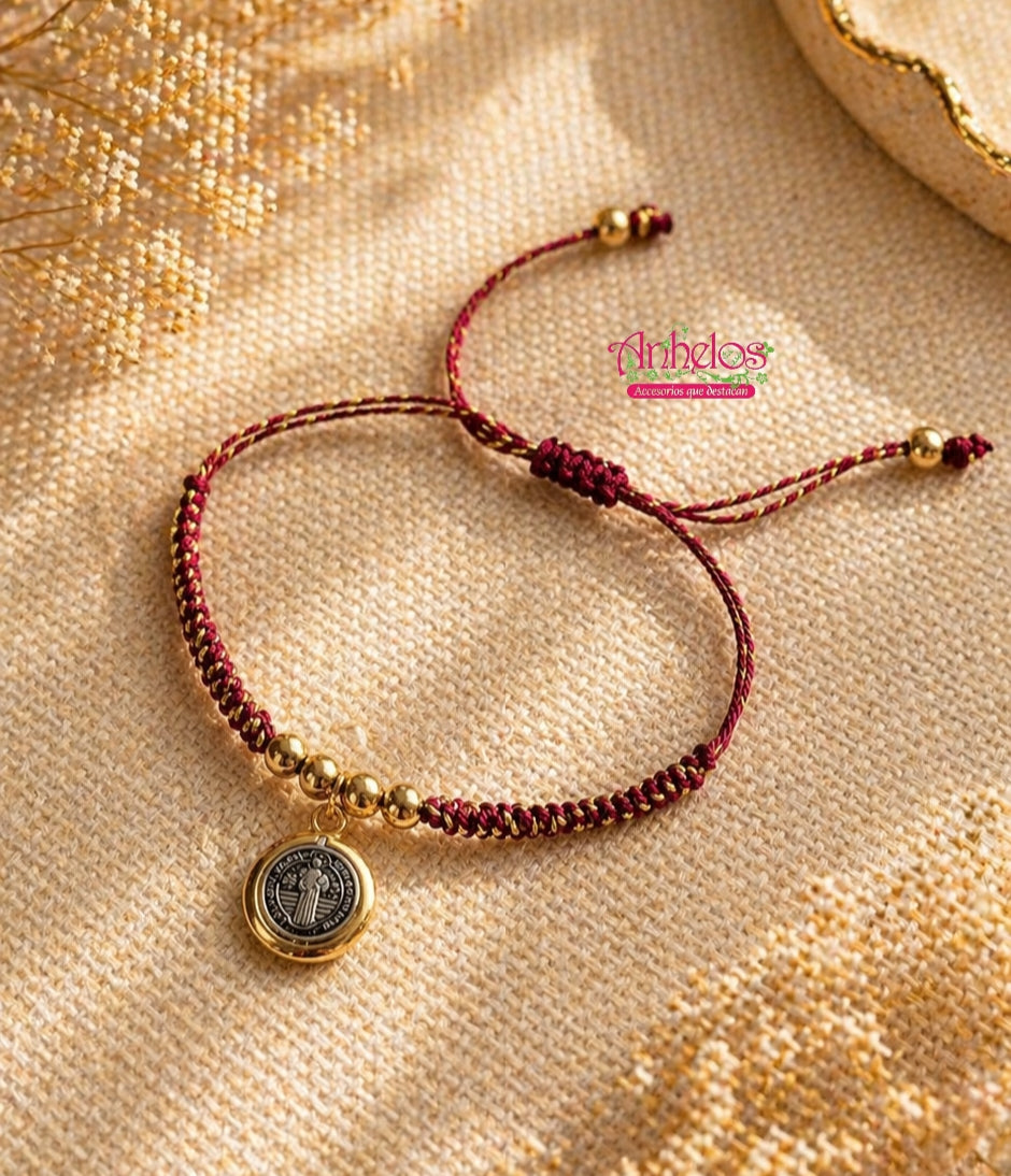 Pulseras Ajustables San Benito con hilo trenzado/ Adjustable Saint Benedict bracelets with braided thread