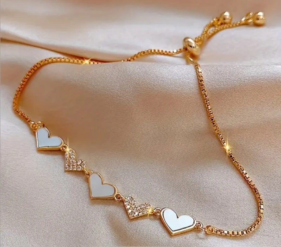 Pulsera ajustable con 5 dijes se corazón mate y brillante/ Adjustable bracelet with 5 matte and shiny heart charms