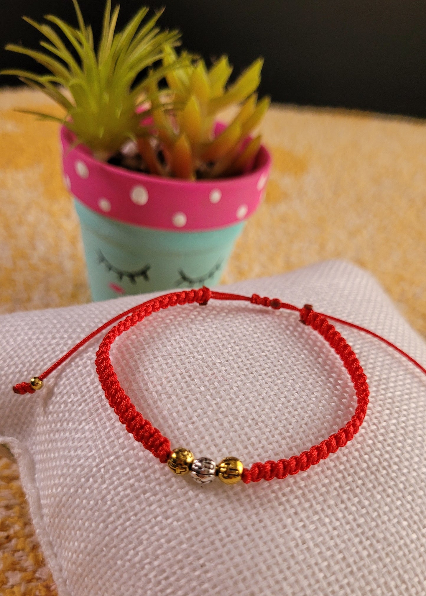 Pulseras tejidas Hilo Rojo de Protección/ Red Thread Protection Woven Bracelets