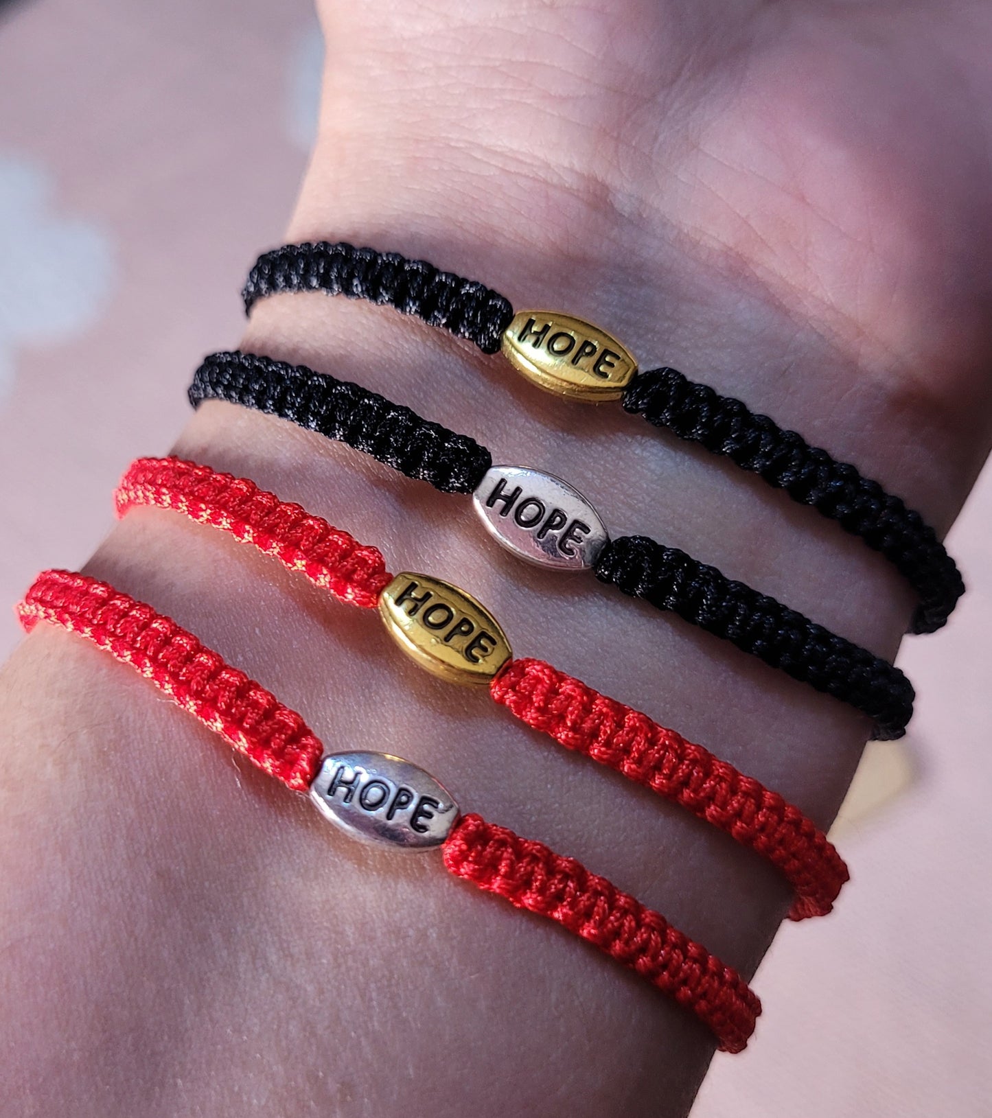Pulsera tejida ajustable unisex con dije de esperanza/ Unisex adjustable woven bracelet with hope charm