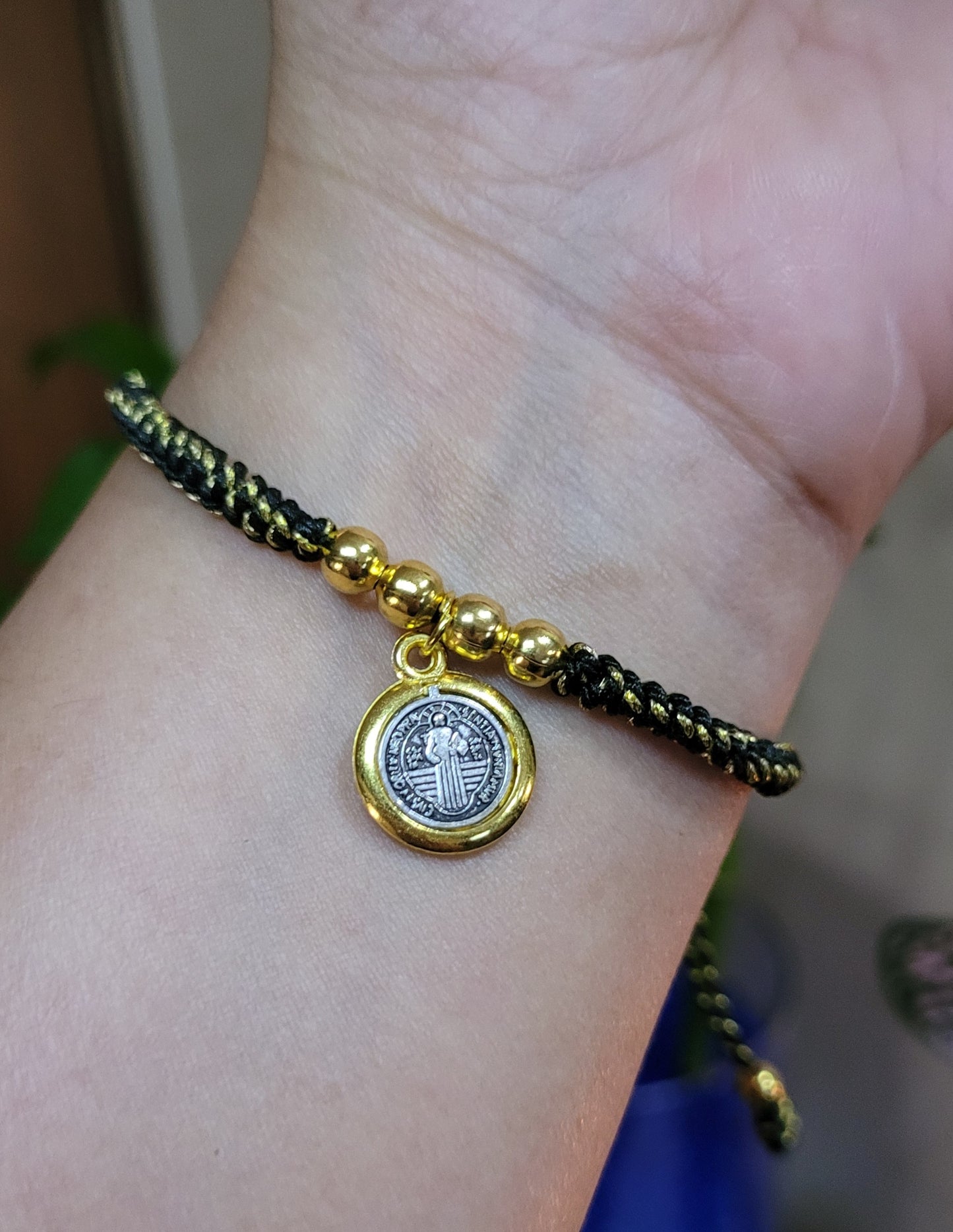 Pulseras Ajustables San Benito con hilo trenzado/ Adjustable Saint Benedict bracelets with braided thread