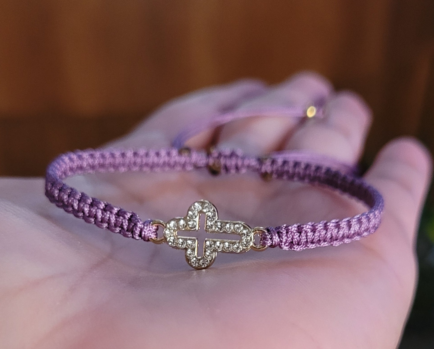 Pulsera tejida con dije cruz con brillantes/ Woven bracelet with cross charm and rhinestones.