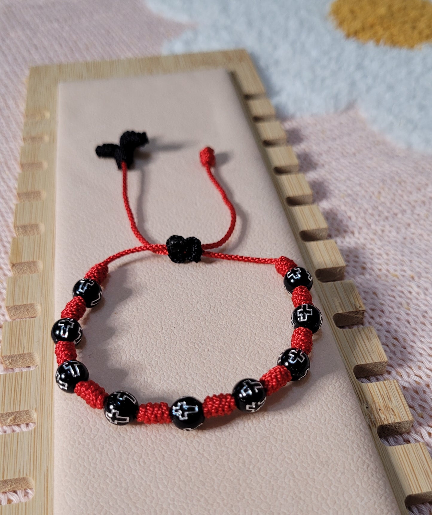 Pulsera rosario unisex con cruz de piedras acrílicas./ Unisex rosary bracelet with acrylic stones cross.