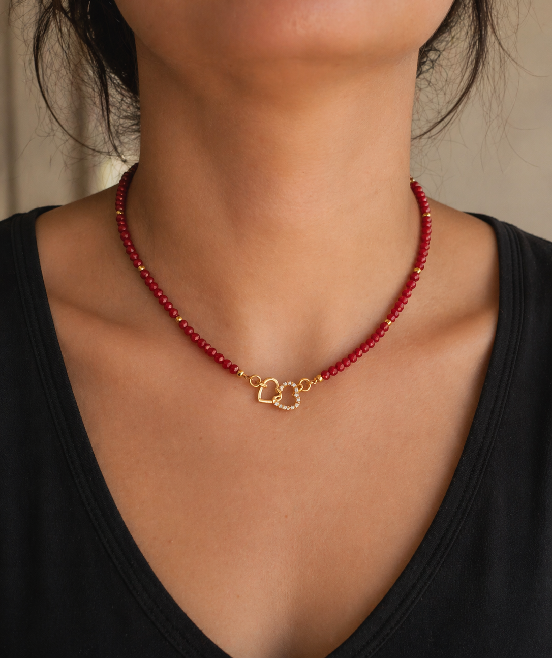 Collar Rojo con Dijes de Corazón/ Red Necklace with Heart Charms