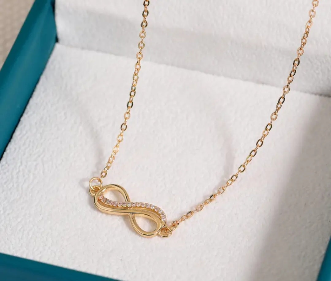 Cadena de acero inoxidable con dije de infinito con zircones/ Stainless steel chain with infinity pendant with cubic zirconia.