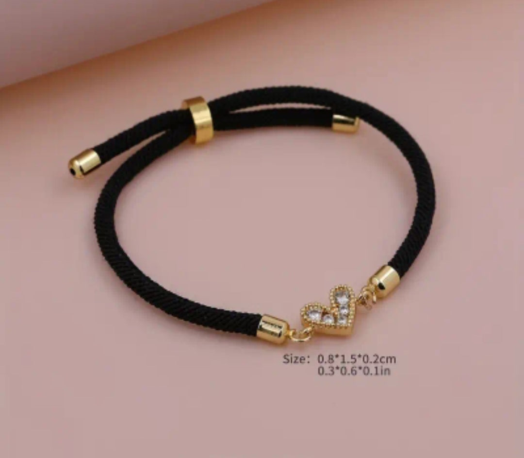 Pulsera con cordon ajustable con dije de corazon con Zircon/ Adjustable cord bracelet with heart charm and zircon.