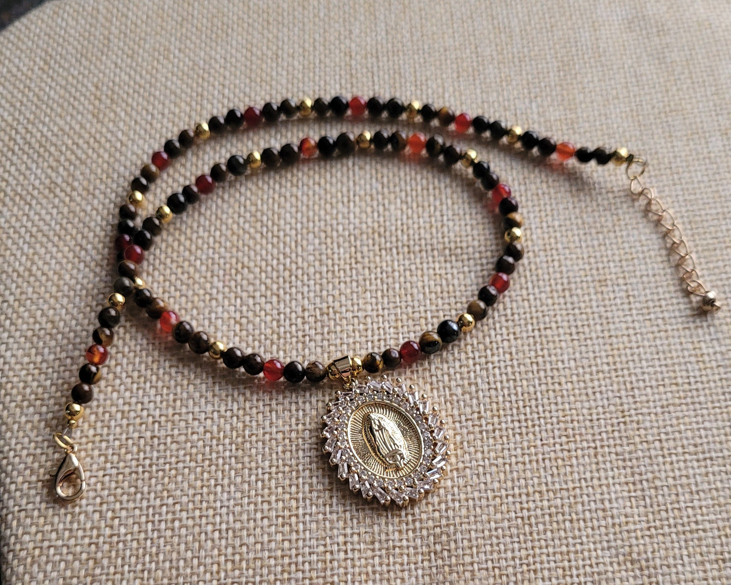 Collar Virgen de Guadalupe con Piedras Naturales Ojo de Tigre y Cornalina/ Virgin of Guadalupe Necklace with Natural Tiger's Eye and Carnelian Stones