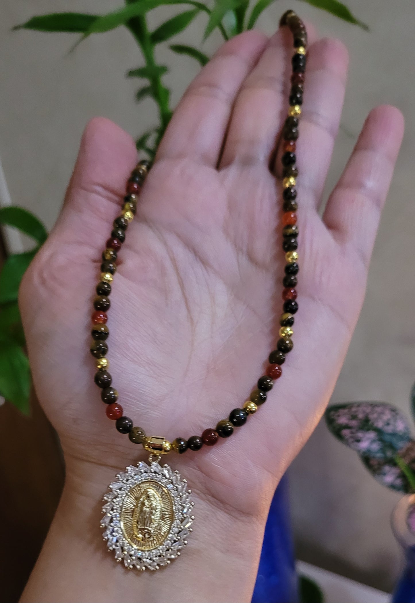 Collar Virgen de Guadalupe con Piedras Naturales Ojo de Tigre y Cornalina/ Virgin of Guadalupe Necklace with Natural Tiger's Eye and Carnelian Stones