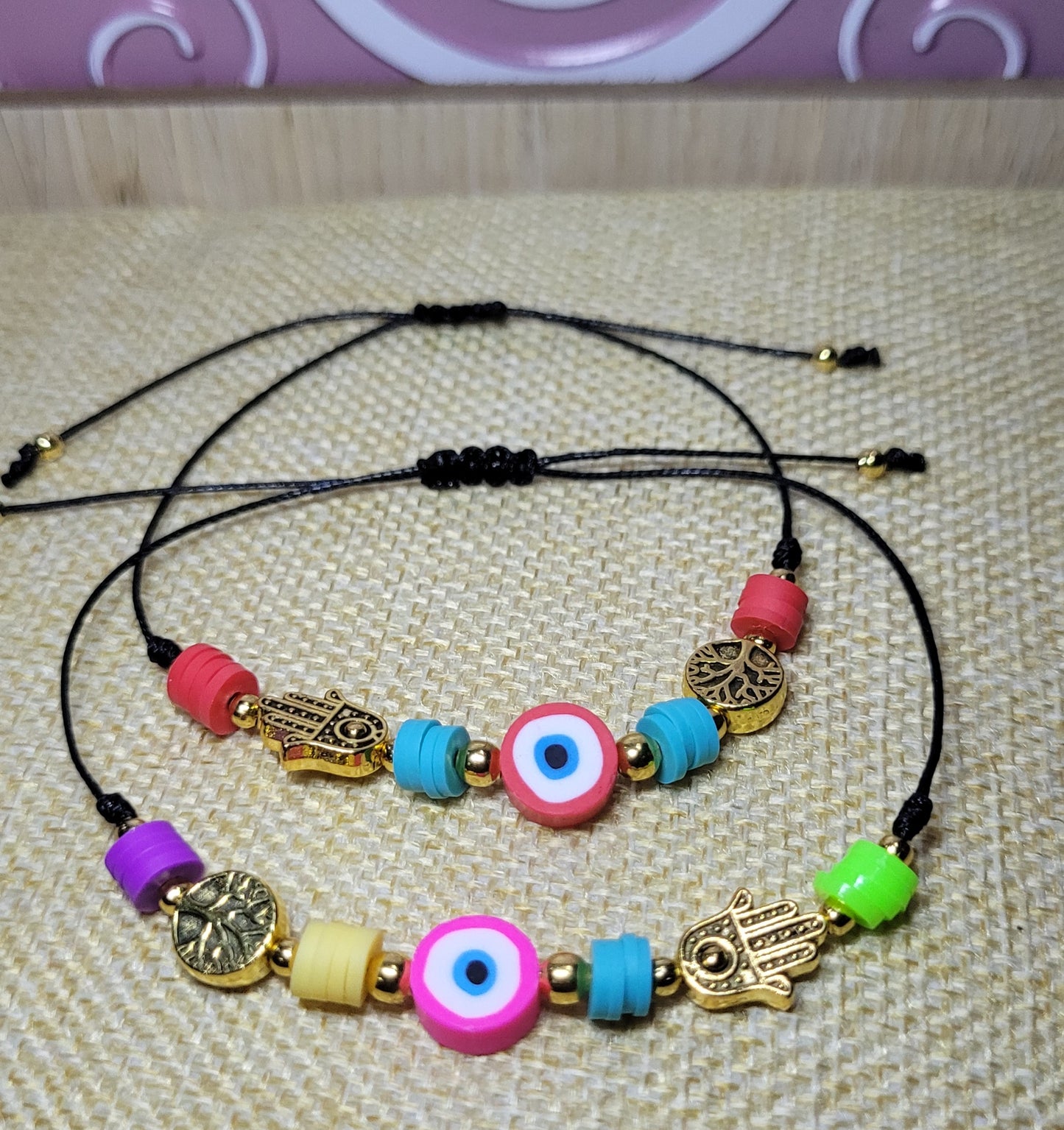 Pulsera con dijes de protección/ Bracelet with protection charms