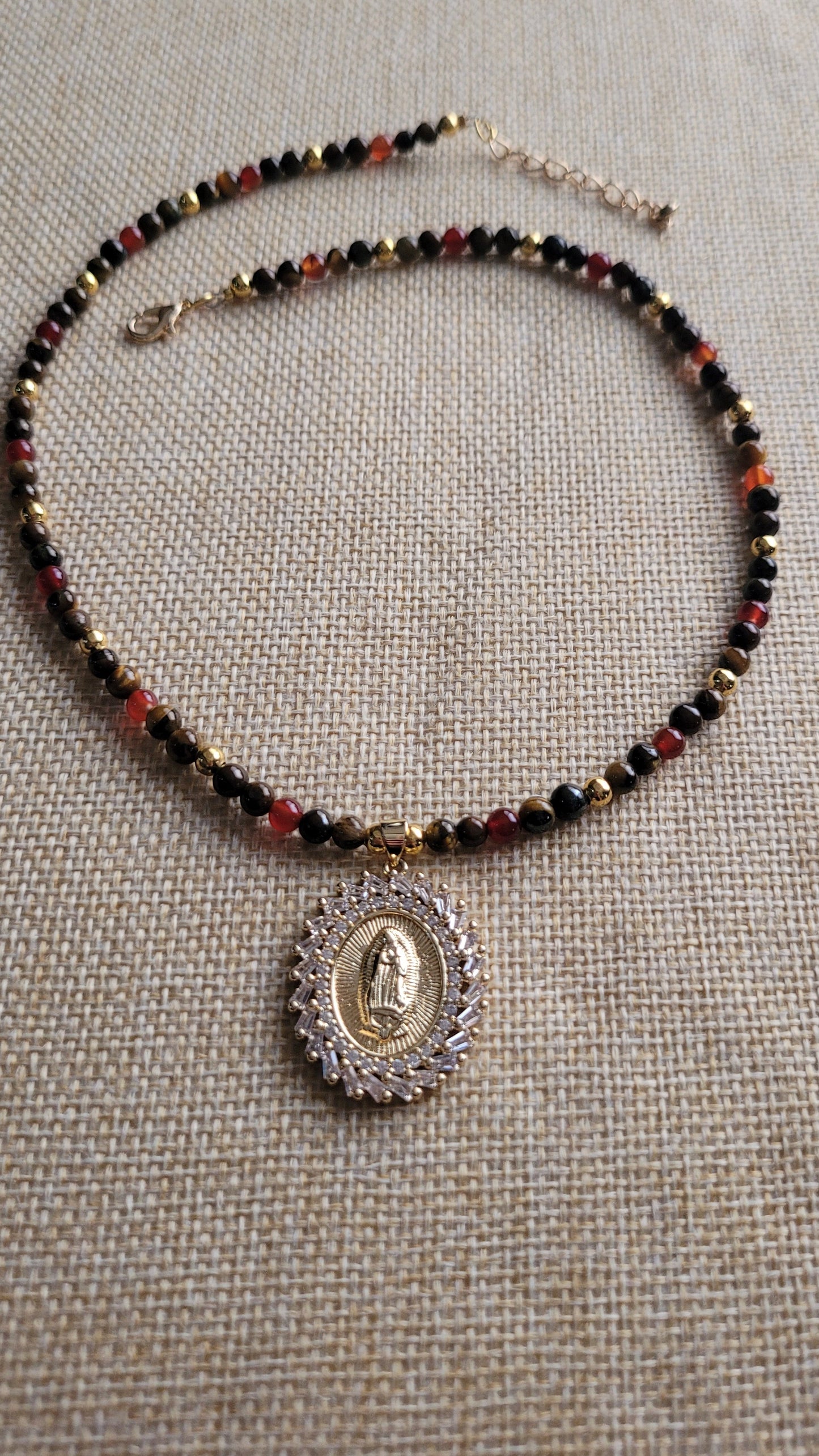 Collar Virgen de Guadalupe con Piedras Naturales Ojo de Tigre y Cornalina/ Virgin of Guadalupe Necklace with Natural Tiger's Eye and Carnelian Stones