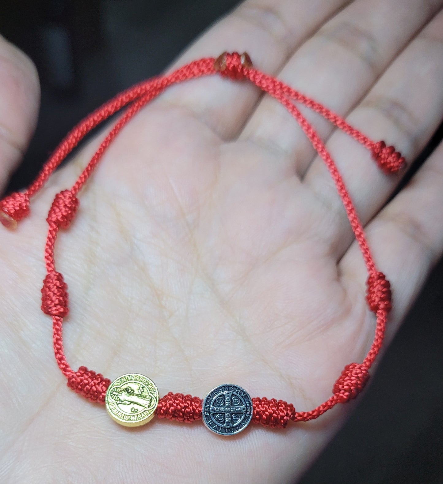 Pulsera 7 nudos con dije doble de San Benito de Abad dorado y plateado/ Bracelet with 7 knots and a double charm of Saint Benedict the Abbot in gold and silver.