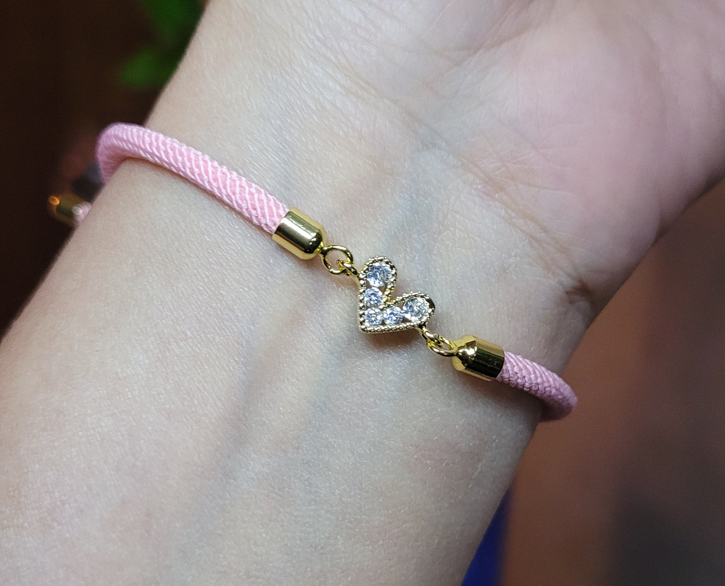 Pulsera con cordon ajustable con dije de corazon con Zircon/ Adjustable cord bracelet with heart charm and zircon.