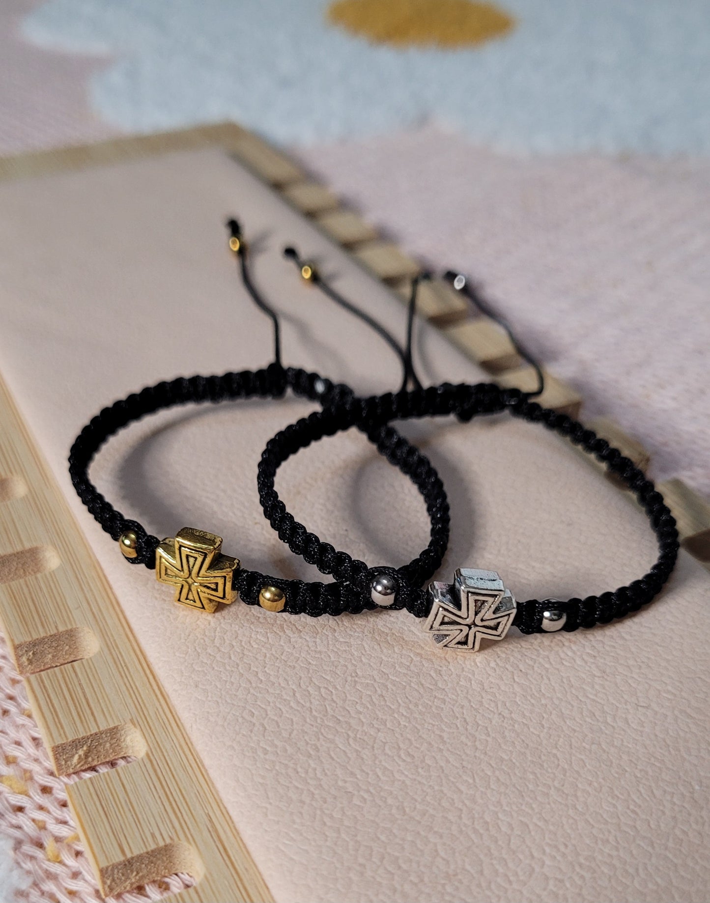 Pulsera tejida ajustable unisex con dije de cruz/ Unisex adjustable woven bracelet with cross charm