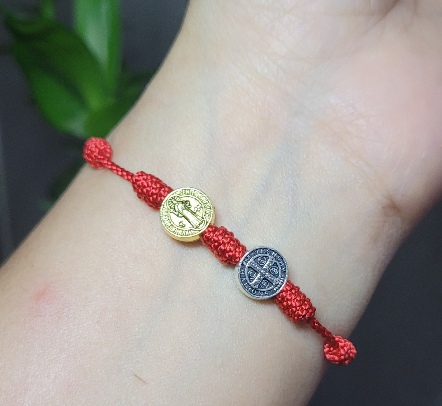 Pulsera 7 nudos con dije doble de San Benito de Abad dorado y plateado/ Bracelet with 7 knots and a double charm of Saint Benedict the Abbot in gold and silver.