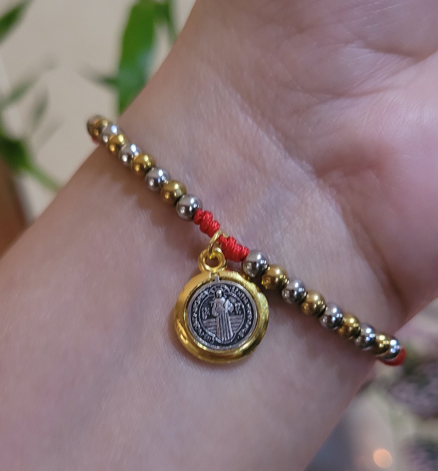 Pulsera de protección San Benito de Abad con balines dorados y plateados/ Saint Benedict the Abbot protection bracelet with beads
